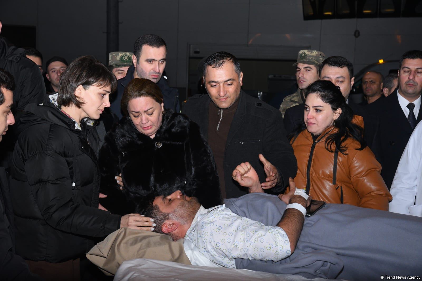 Səfirliyə hücum zamanı yaralananlar təcili yardım maşınları ilə təxliyyə edilib (FOTO/VİDEO) (ƏLAVƏ OLUNUB)