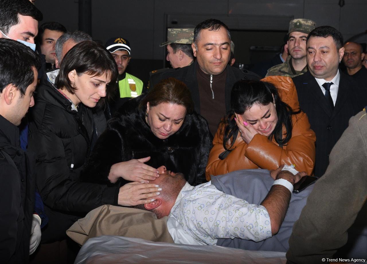 Səfirliyə hücum zamanı yaralananlar təcili yardım maşınları ilə təxliyyə edilib (FOTO/VİDEO) (ƏLAVƏ OLUNUB)