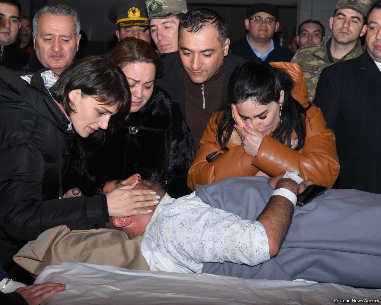 Səfirliyə hücum zamanı yaralananlar təcili yardım maşınları ilə təxliyyə edilib (FOTO/VİDEO) (ƏLAVƏ OLUNUB)