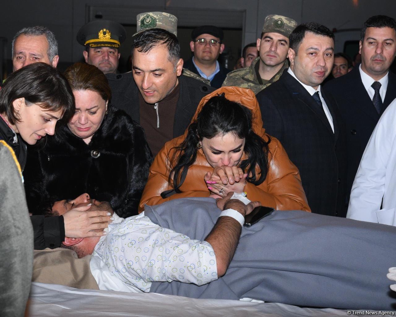 Səfirliyə hücum zamanı yaralananlar təcili yardım maşınları ilə təxliyyə edilib (FOTO/VİDEO) (ƏLAVƏ OLUNUB)