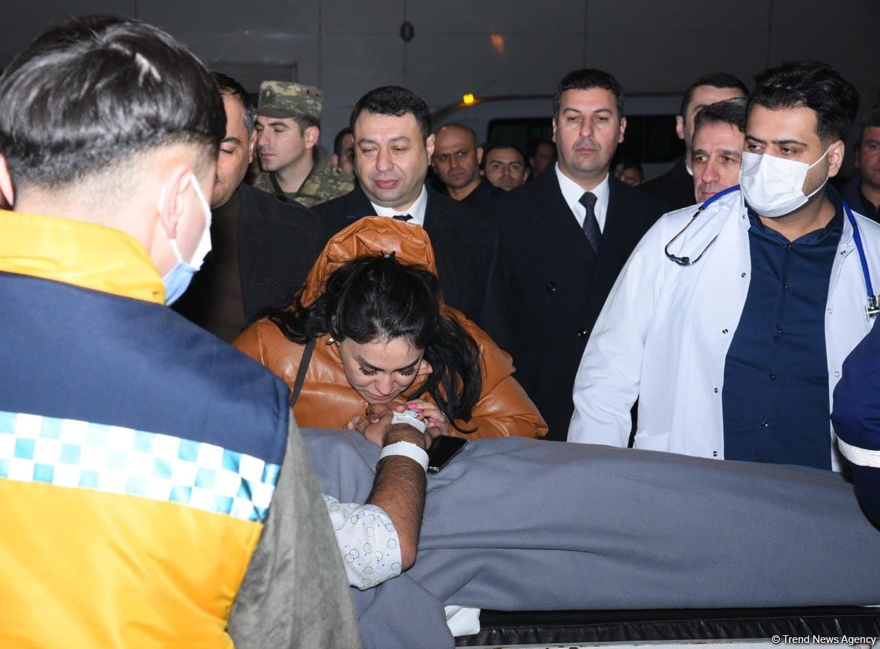 Səfirliyə hücum zamanı yaralananlar təcili yardım maşınları ilə təxliyyə edilib (FOTO/VİDEO) (ƏLAVƏ OLUNUB)