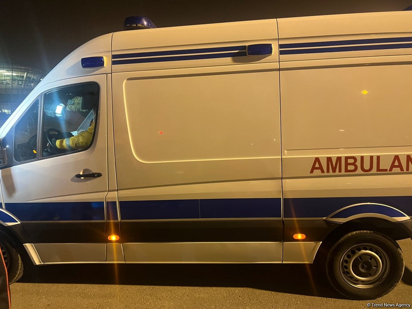Səfirliyə hücum zamanı yaralananlar təcili yardım maşınları ilə təxliyyə edilib (FOTO/VİDEO) (ƏLAVƏ OLUNUB)