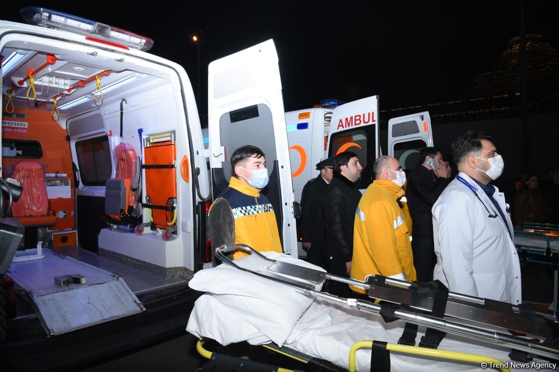 Səfirliyə hücum zamanı yaralananlar təcili yardım maşınları ilə təxliyyə edilib (FOTO/VİDEO) (ƏLAVƏ OLUNUB)