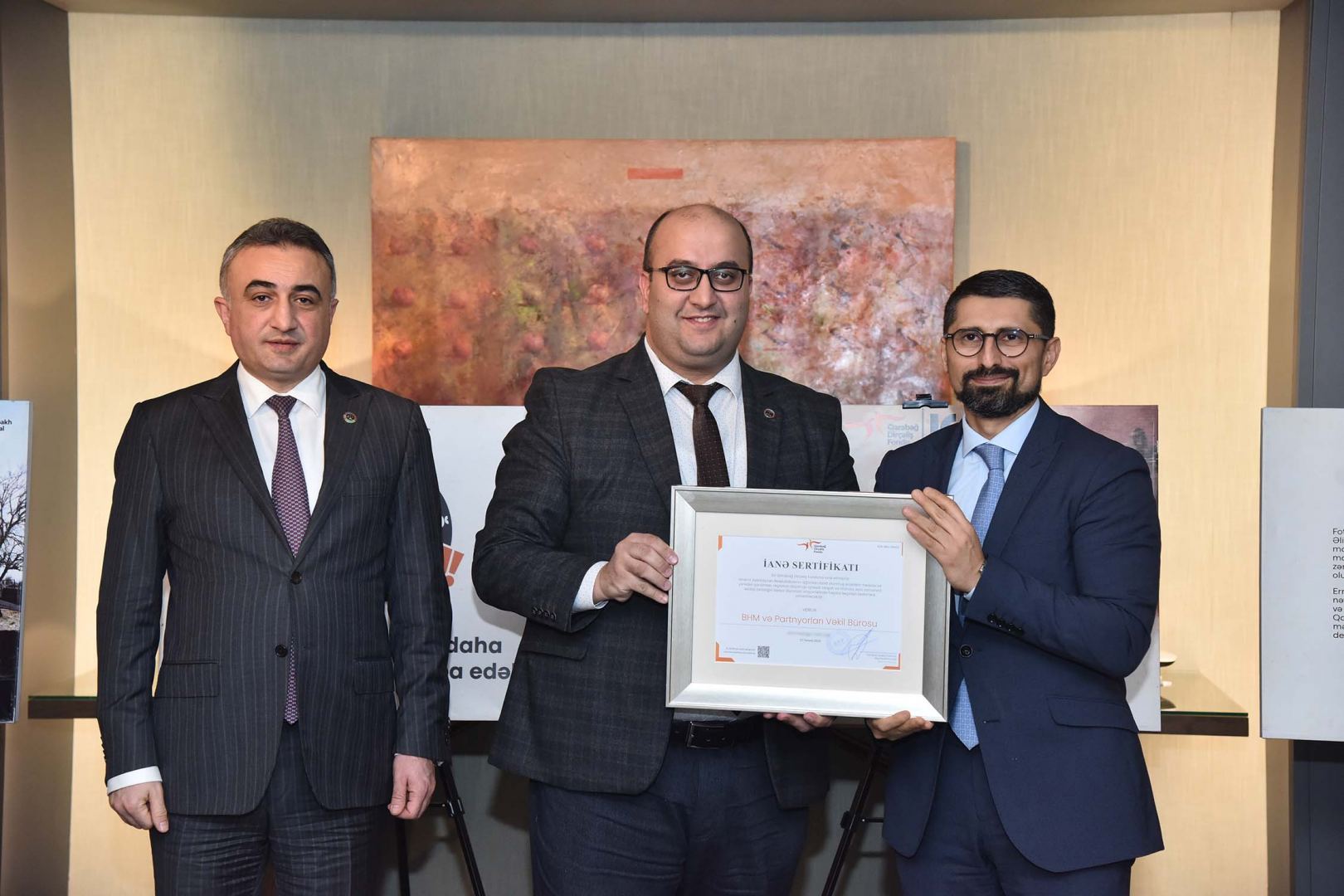 Qarabağ Dirçəliş Fonduna ianə edən Vəkillər Kollegiyasının üzvlərinə ianə sertifikatları təqdim edilib (FOTO)