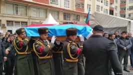 Orxan Əsgərovla vida mərasimi başa çatıb, cənazə İkinci Şəhidlər Xiyabanına yola salınıb (FOTO/VİDEO)
