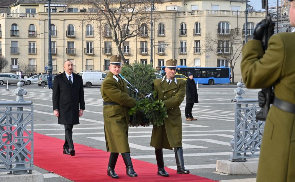 Prezident İlham Əliyev Budapeştdə naməlum əsgərin məzarını ziyarət edib (FOTO/VİDEO)