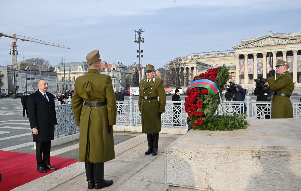 Prezident İlham Əliyev Budapeştdə naməlum əsgərin məzarını ziyarət edib (FOTO/VİDEO)