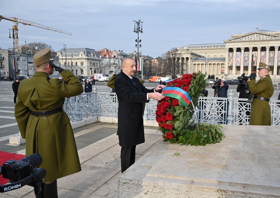 Prezident İlham Əliyev Budapeştdə naməlum əsgərin məzarını ziyarət edib (FOTO/VİDEO)