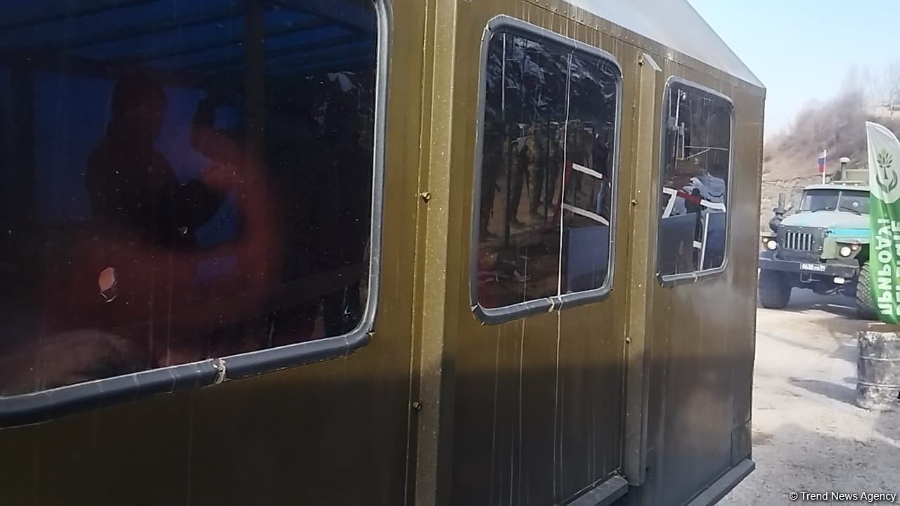 Sülhməramlılara aid daha 5 avtomobil Laçın yolundan keçib (FOTO)