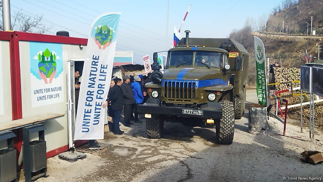 Sülhməramlılara aid daha 5 avtomobil Laçın yolundan keçib (FOTO)