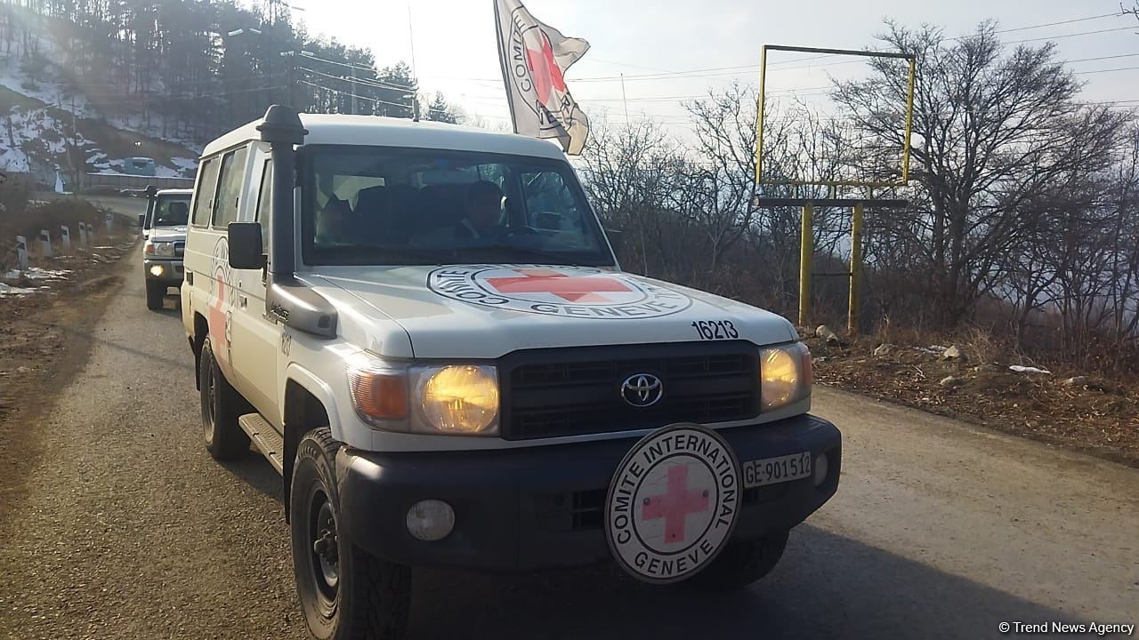Laçın istiqamətinə gedən BQXK-nın avtomobilləri Xankəndiyə geri dönüb (FOTO)