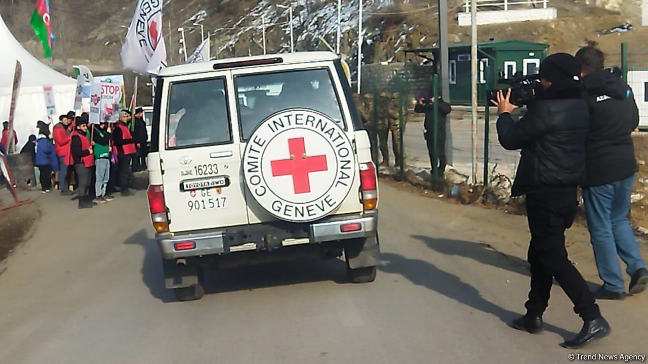 Laçın istiqamətinə gedən BQXK-nın avtomobilləri Xankəndiyə geri dönüb (FOTO)