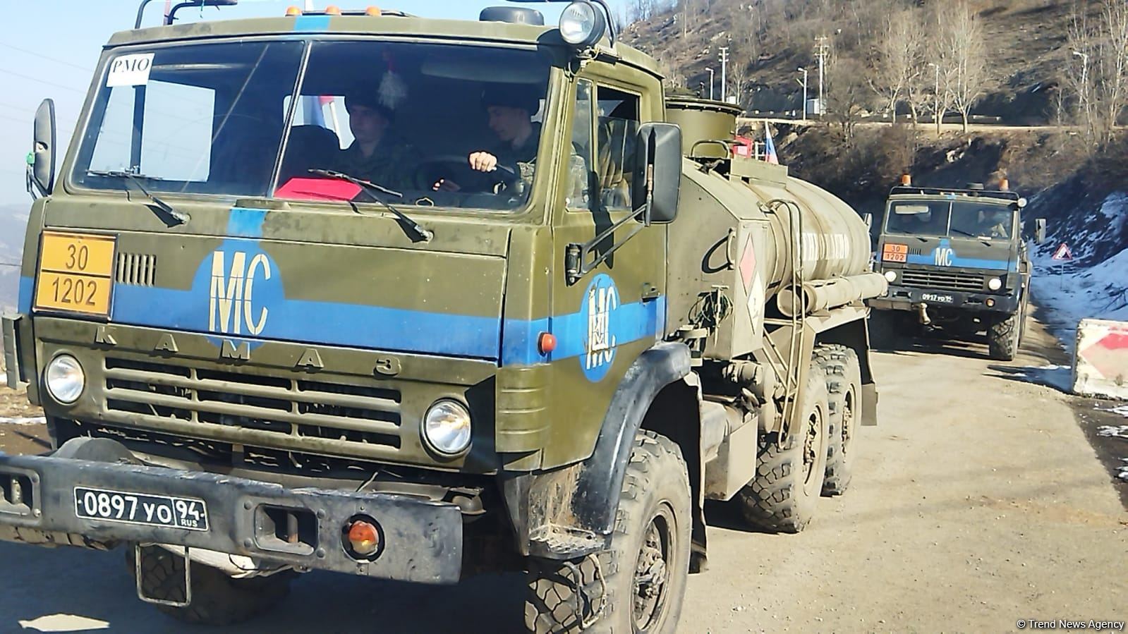 Rusiya sülhməramlılarına aid daha 4 təminat avtomobili Laçın yolundan keçib (FOTO)