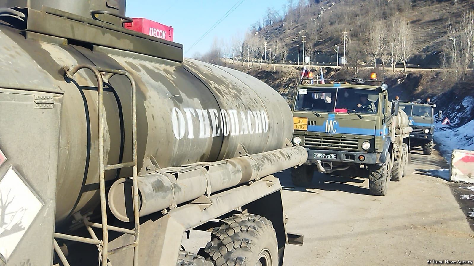 Rusiya sülhməramlılarına aid daha 4 təminat avtomobili Laçın yolundan keçib (FOTO)