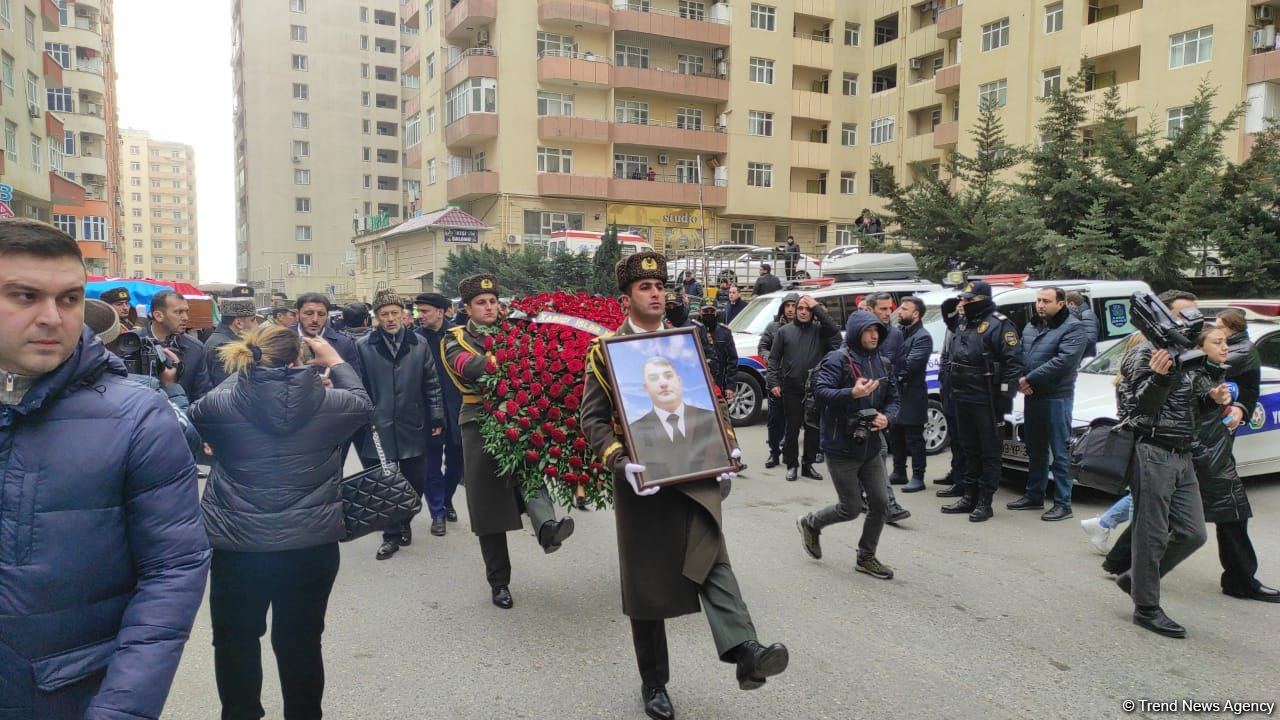 Orxan Əsgərovla vida mərasimi başa çatıb, cənazə İkinci Şəhidlər Xiyabanına yola salınıb (FOTO/VİDEO)