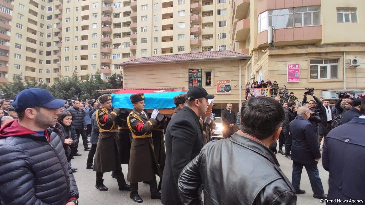 Orxan Əsgərovla vida mərasimi başa çatıb, cənazə İkinci Şəhidlər Xiyabanına yola salınıb (FOTO/VİDEO)