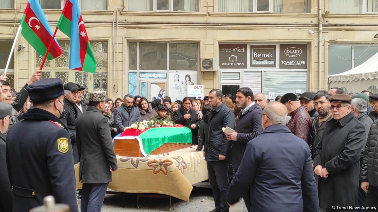 Orxan Əsgərovla vida mərasimi başa çatıb, cənazə İkinci Şəhidlər Xiyabanına yola salınıb (FOTO/VİDEO)