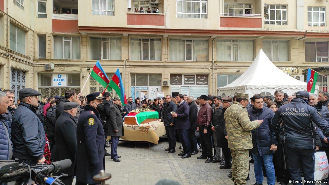 Orxan Əsgərovla vida mərasimi başa çatıb, cənazə İkinci Şəhidlər Xiyabanına yola salınıb (FOTO/VİDEO)