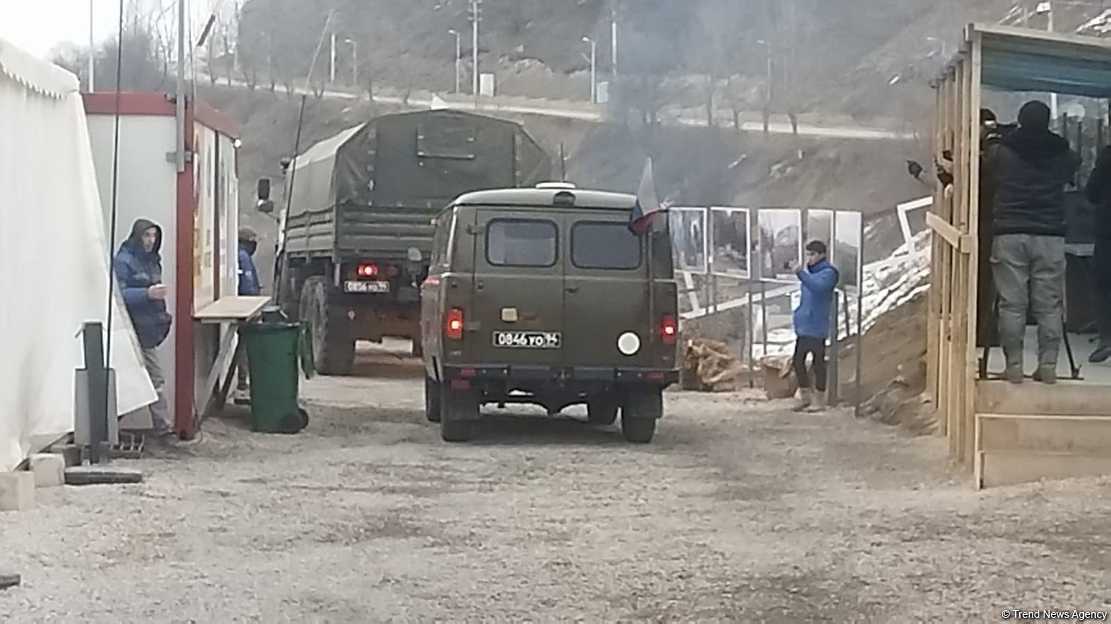 Rusiya sülhməramlılarına aid daha 6 avtomobil Laçın yolundan keçib (FOTO)