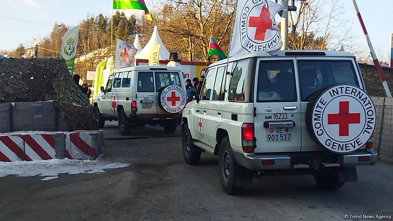 Laçın-Xankəndi yolundan BQXK-nın altı avtomobili keçib (FOTO)