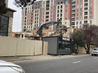 Bakıda daha bir bina sökülür (FOTO)