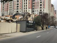 Bakıda daha bir bina sökülür (FOTO)