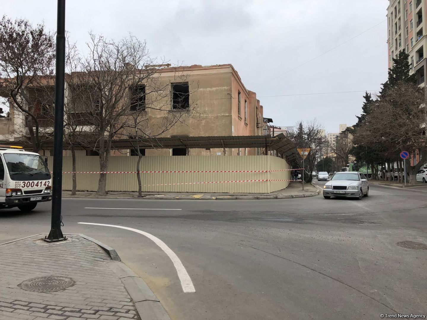 Bakıda daha bir bina sökülür (FOTO)