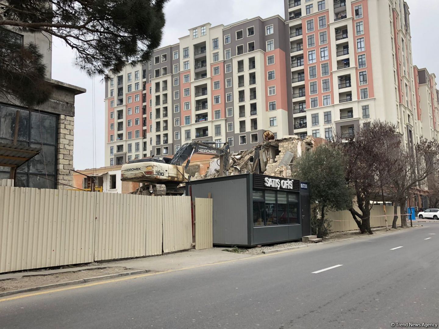 Bakıda daha bir bina sökülür (FOTO)