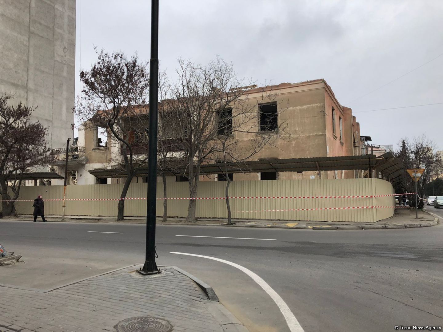 Bakıda daha bir bina sökülür (FOTO)