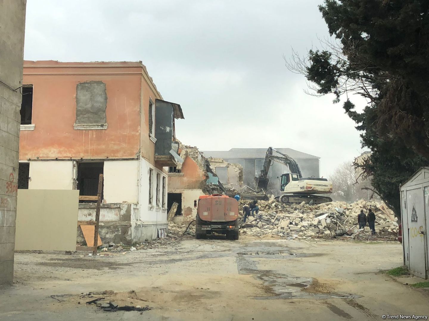 Bakıda daha bir bina sökülür (FOTO)