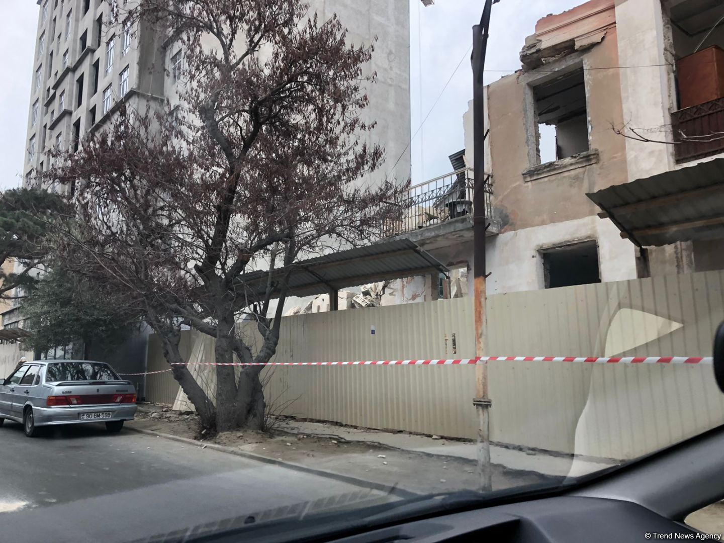 Bakıda daha bir bina sökülür (FOTO)