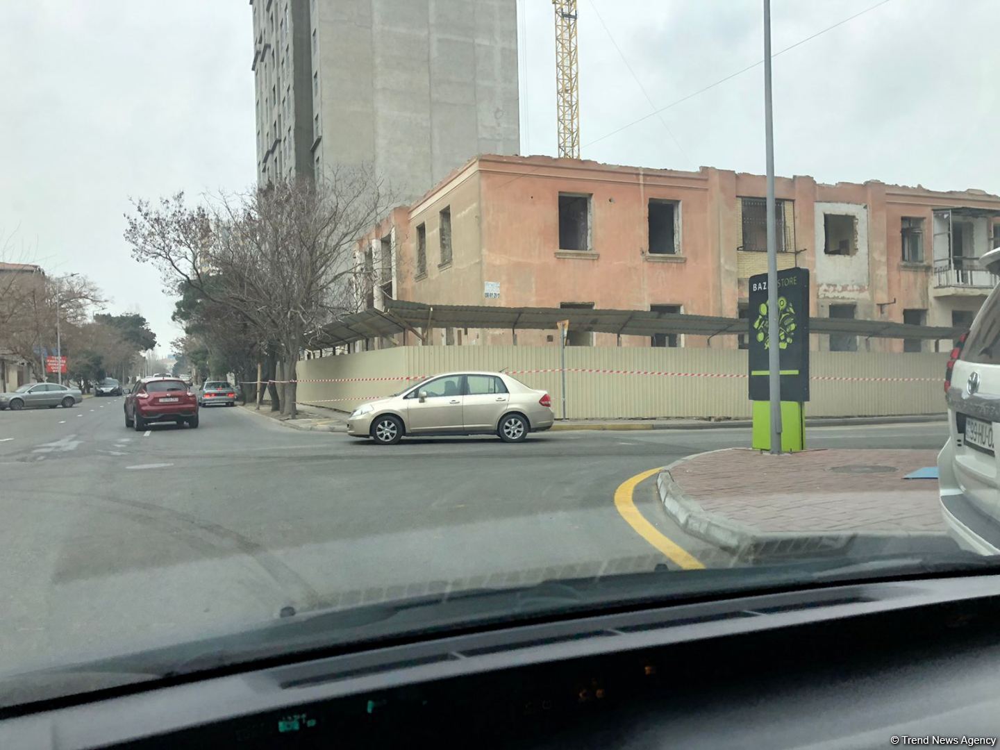 Bakıda daha bir bina sökülür (FOTO)