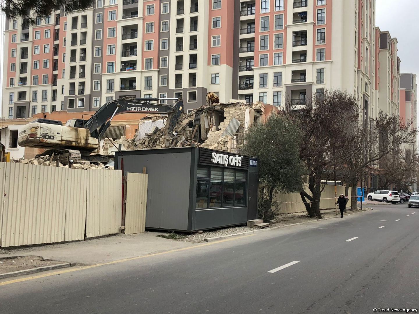 Bakıda daha bir bina sökülür (FOTO)