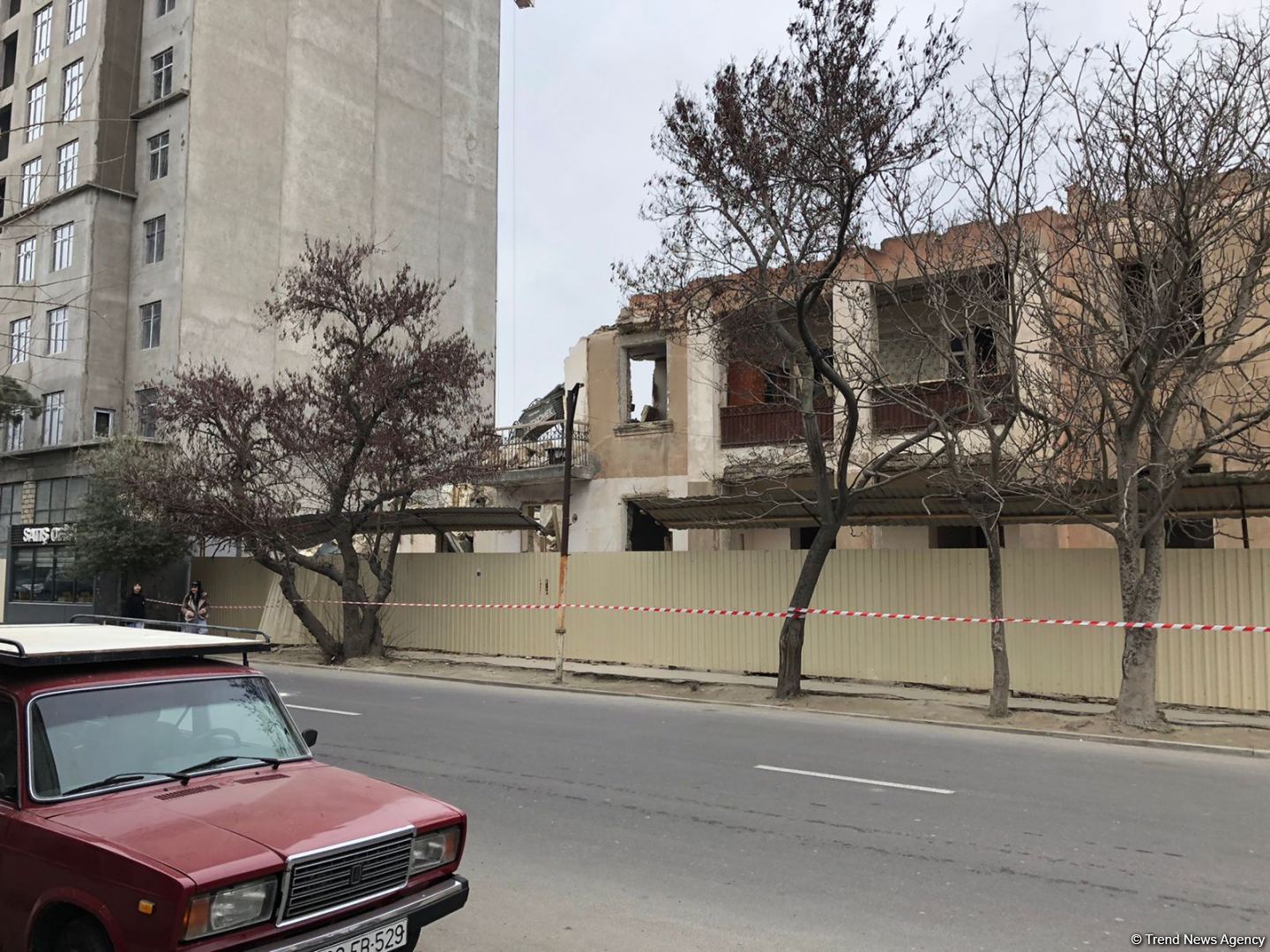 Bakıda daha bir bina sökülür (FOTO)