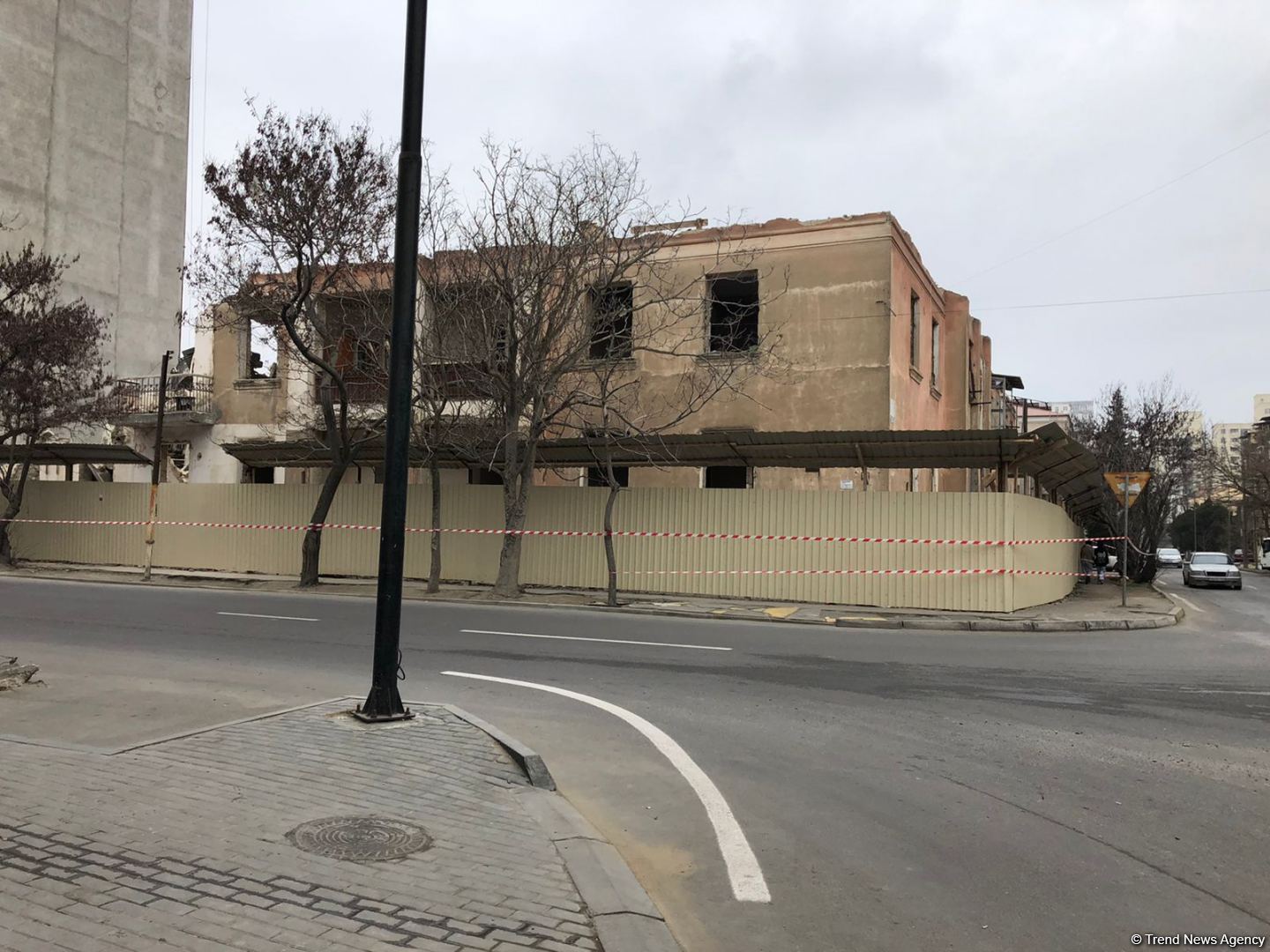 Bakıda daha bir bina sökülür (FOTO)