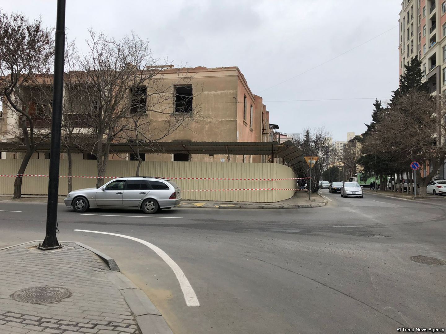 Bakıda daha bir bina sökülür (FOTO)