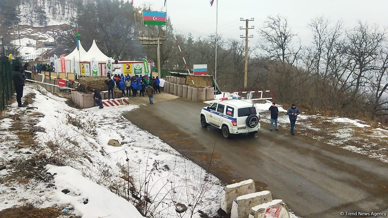 Rusiya sülhməramlılarına aid daha 3 təminat avtomobili Laçın yolundan keçib (FOTO)