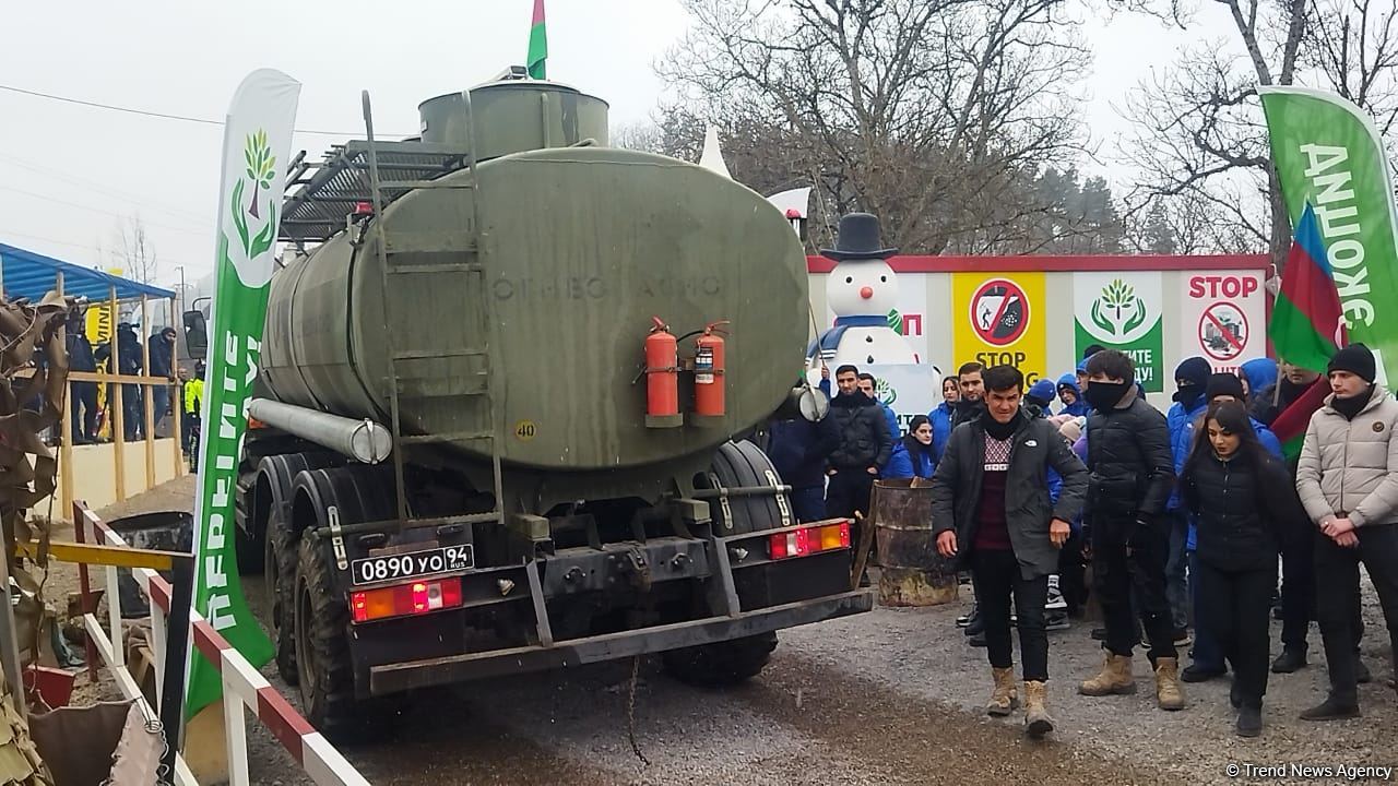 Rusiya sülhməramlılarına aid daha 3 təminat avtomobili Laçın yolundan keçib (FOTO)