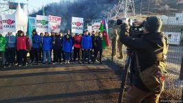 Laçın yolundakı aksiyanı Çexiya televiziyasının əməkdaşları da işıqlandırırlar (FOTO)