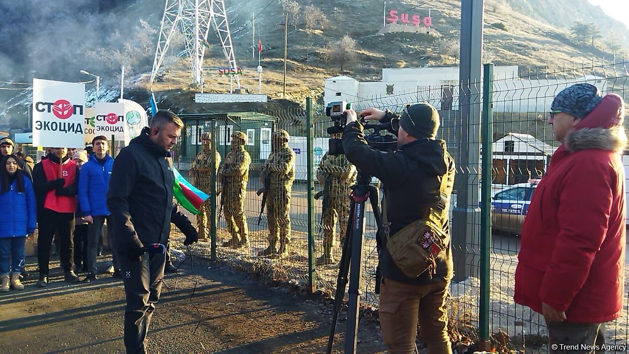 Laçın yolundakı aksiyanı Çexiya televiziyasının əməkdaşları da işıqlandırırlar (FOTO)