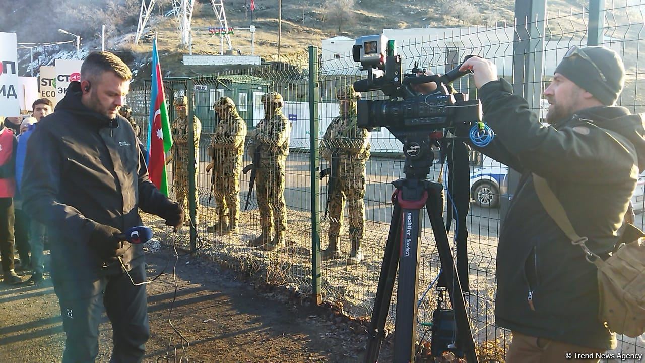 Laçın yolundakı aksiyanı Çexiya televiziyasının əməkdaşları da işıqlandırırlar (FOTO)