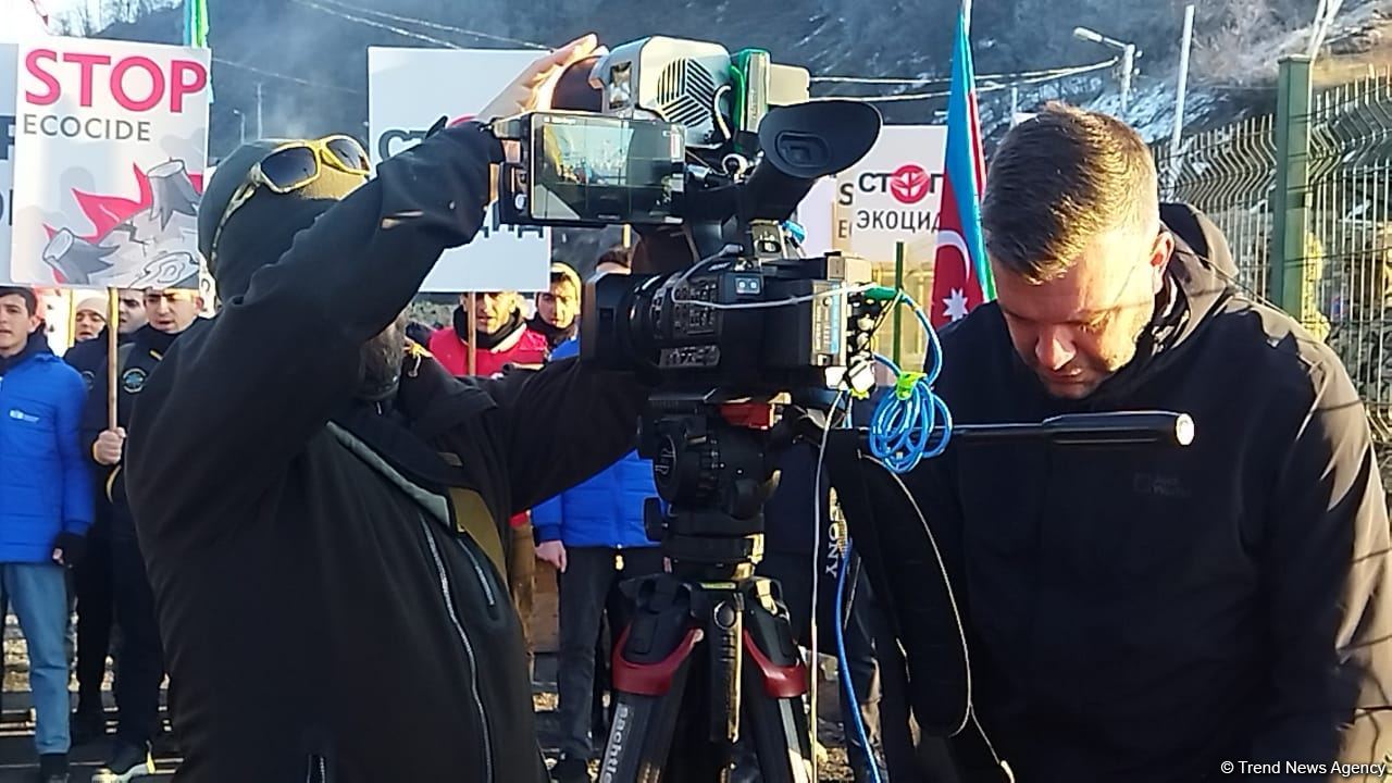 Laçın yolundakı aksiyanı Çexiya televiziyasının əməkdaşları da işıqlandırırlar (FOTO)