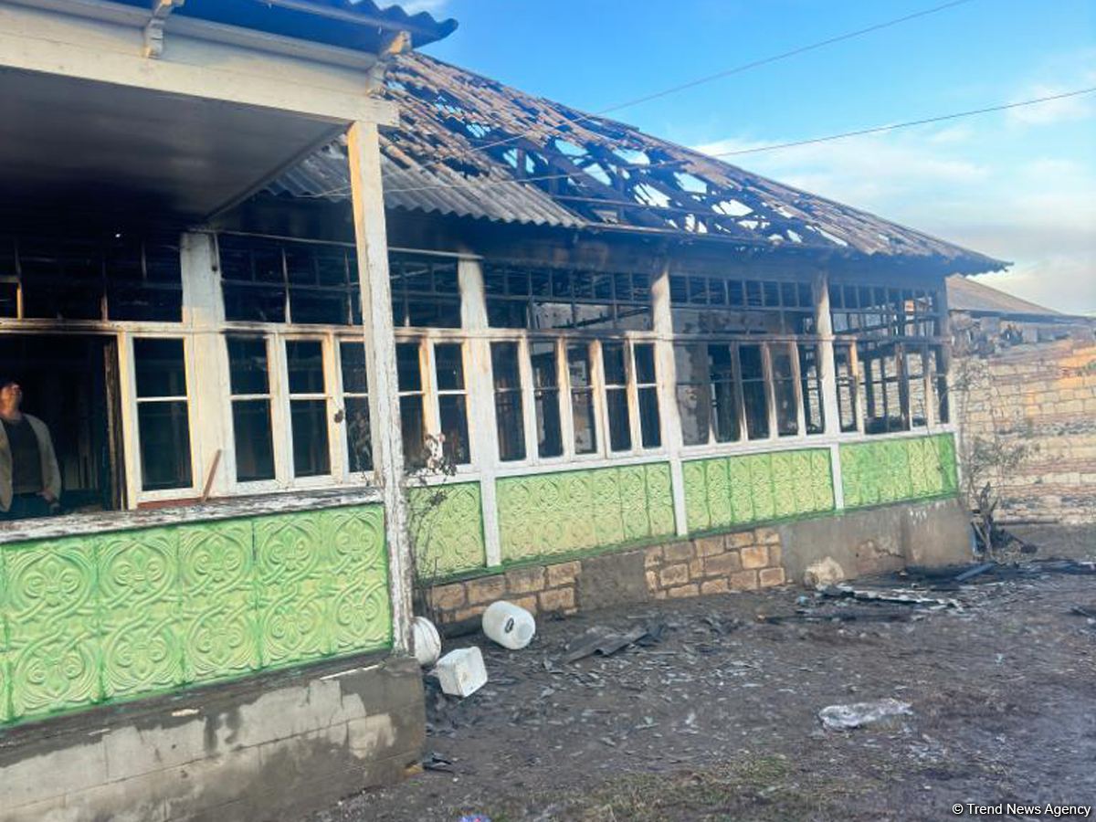 Qazaxda evi yanan sakinin köməyinə sərhədçilər çatıb (FOTO)
