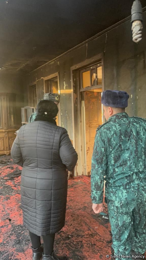 Qazaxda evi yanan sakinin köməyinə sərhədçilər çatıb (FOTO)