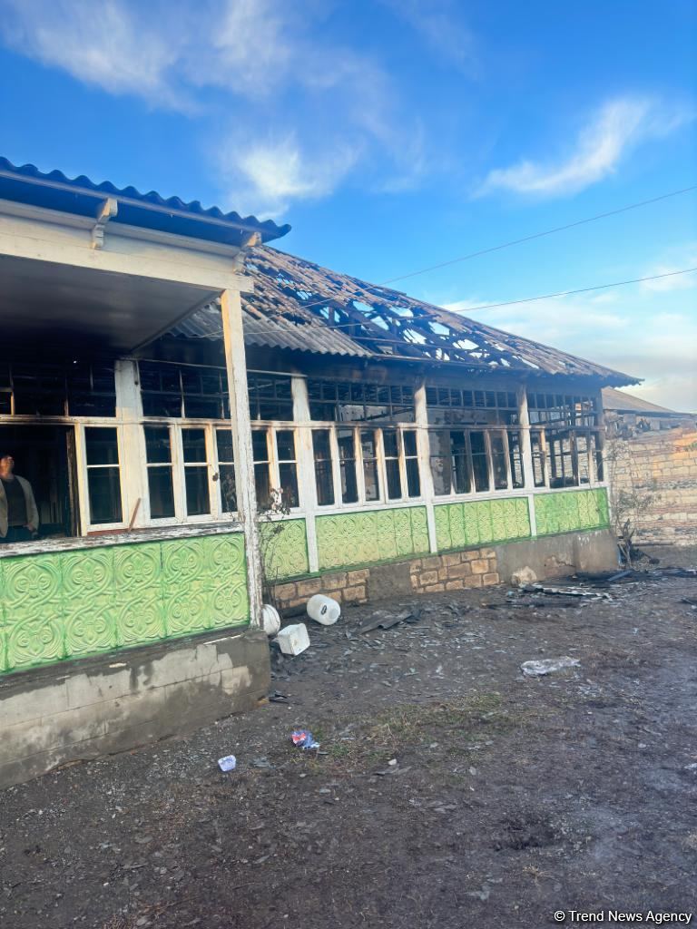 Qazaxda evi yanan sakinin köməyinə sərhədçilər çatıb (FOTO)