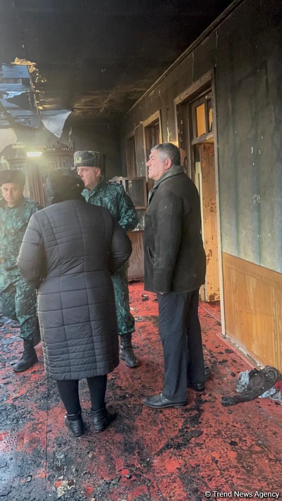 Qazaxda evi yanan sakinin köməyinə sərhədçilər çatıb (FOTO)