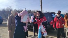 Beynəlxalq səyahətçilər Şuşada uşaqlara hədiyyələr veriblər (FOTO)