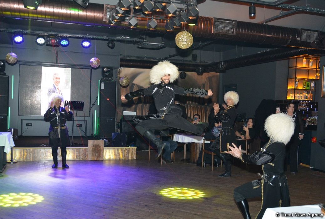 Bakıda məşhur ifaçıların iştirakı ilə Vaxtanq Kikabidzenin xatirə gecəsi keçirilib (FOTO/VİDEO)