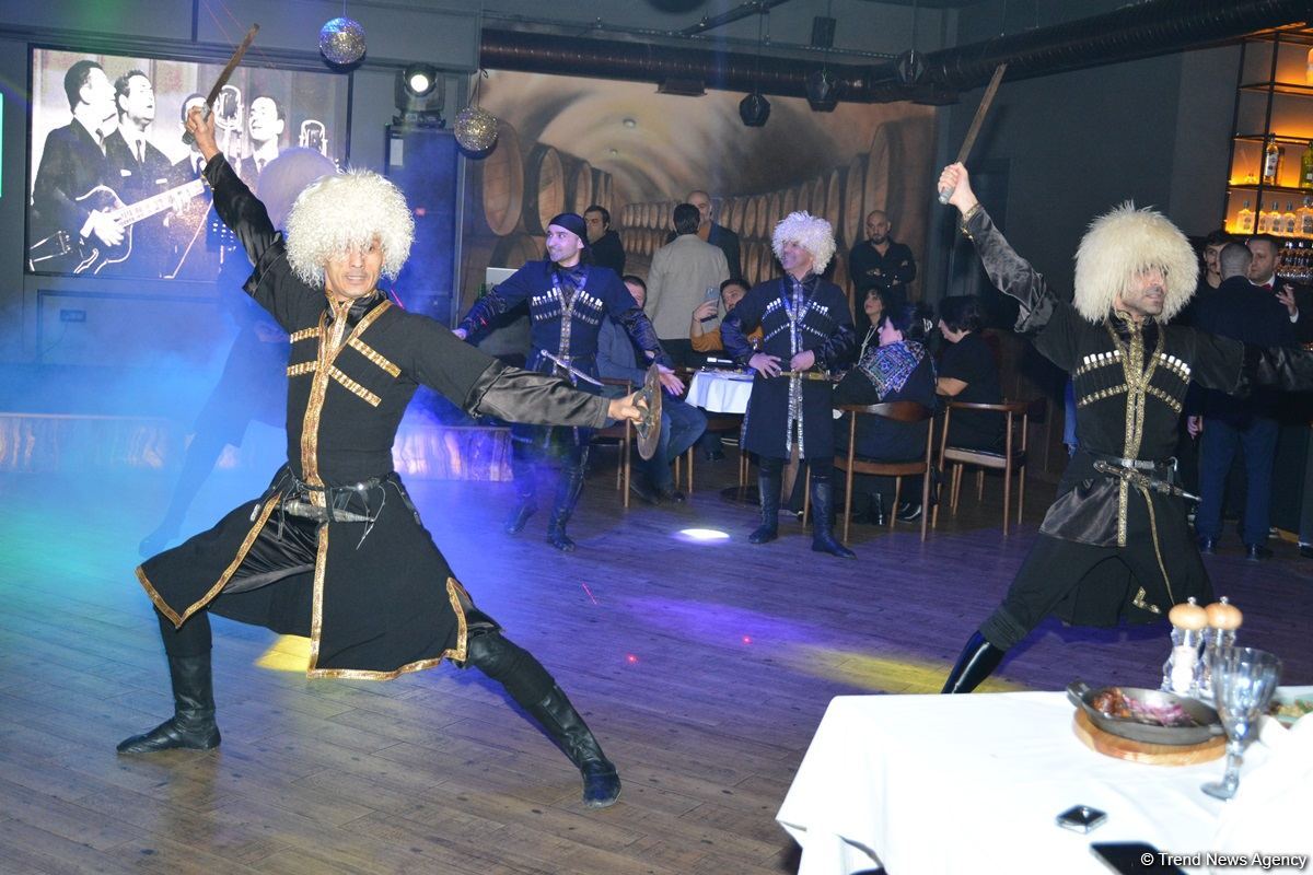Bakıda məşhur ifaçıların iştirakı ilə Vaxtanq Kikabidzenin xatirə gecəsi keçirilib (FOTO/VİDEO)