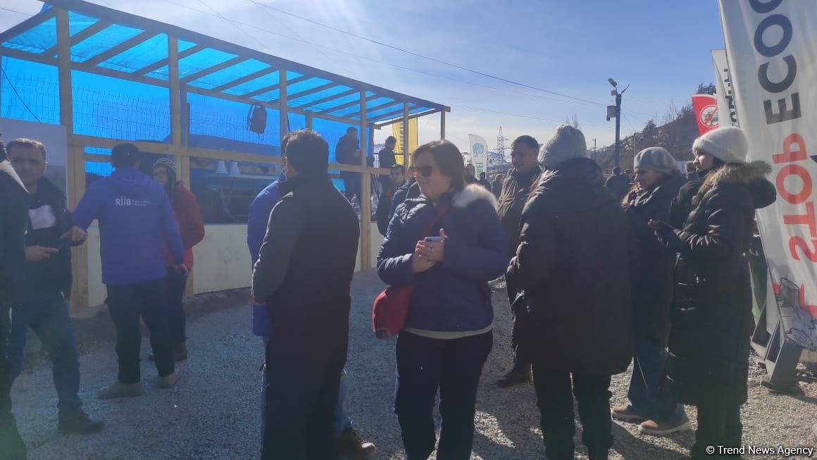 Beynəlxalq nümayəndə heyəti Laçın-Xankəndi yolundakı dinc etiraz aksiyasını müşahidə ediblər (FOTO/VİDEO)